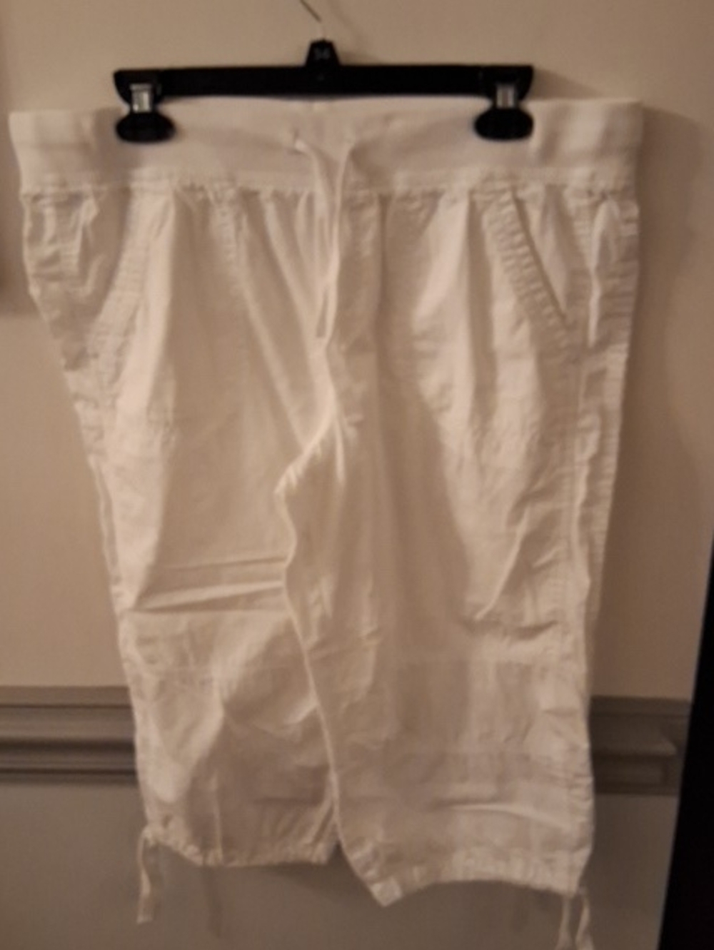 Faded Glory White Capris